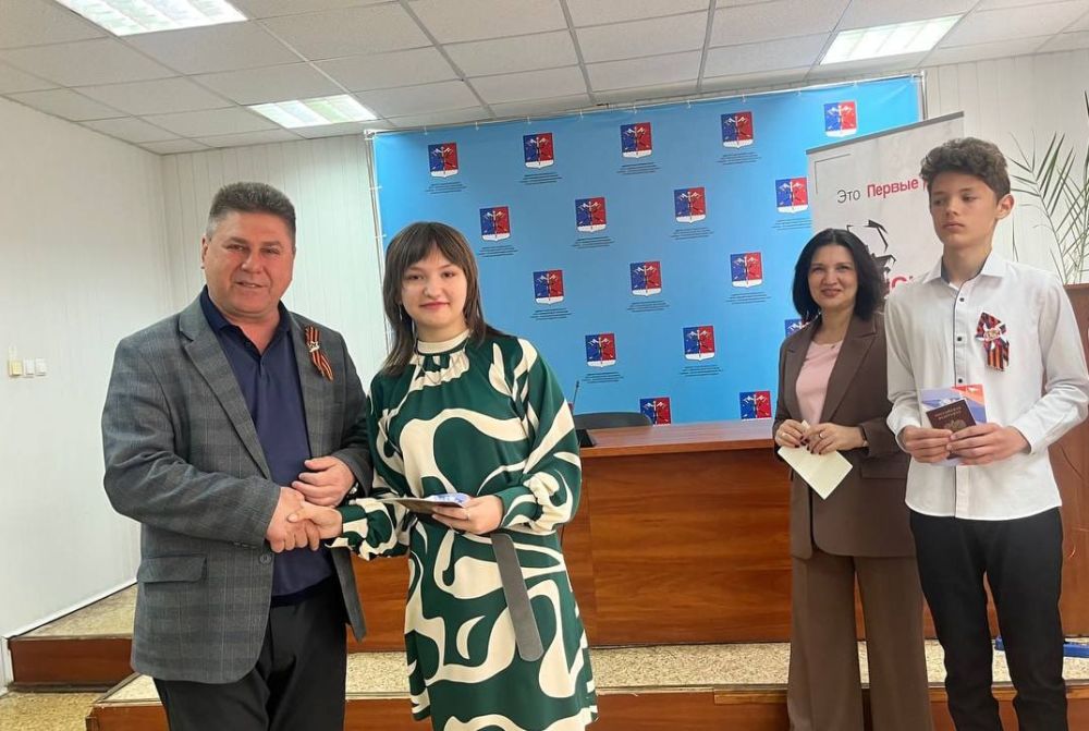 Альберт Зинченко: Торжественная церемония вручения первых паспортов юным гражданам России Альберт Зинченко: Торжественная церемония вручения первых паспортов юным гражданам России