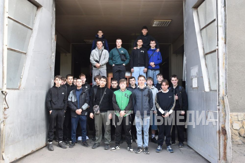 В День пожарной охраны студенты Стахановского колледжа были приглашены на экскурсию в пожарную часть МЧС В День пожарной охраны студенты Стахановского колледжа были приглашены на экскурсию в пожарную часть МЧС