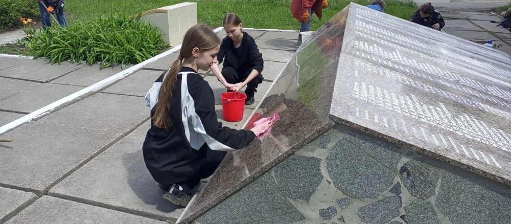 В преддверии празднования 80-летия Великой Победы и в рамках республиканской акции "Чистая Республика - 2025", волонтеры отряда "Благовест" Ровеньковской школы №3 внесли свой вклад в сохранение памяти о героях В преддверии празднования 80-летия Великой Победы и в рамках республиканской акции "Чистая Республика - 2025", волонтеры отряда "Благовест" Ровеньковской школы №3 внесли свой вклад в сохранение памяти о героях