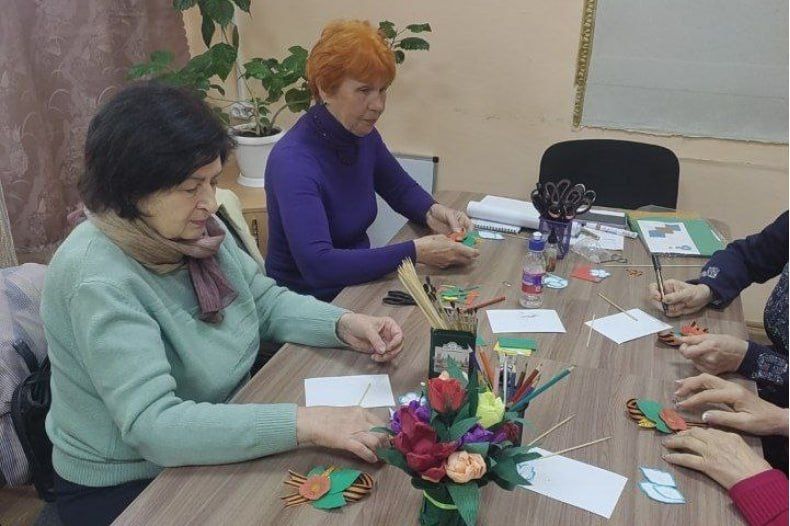 Мастер-класс «Георгиевская лента с душой» прошел в ГБУ ЛНР «Свердловский КЦСОН» Мастер-класс «Георгиевская лента с душой» прошел в ГБУ ЛНР «Свердловский КЦСОН»