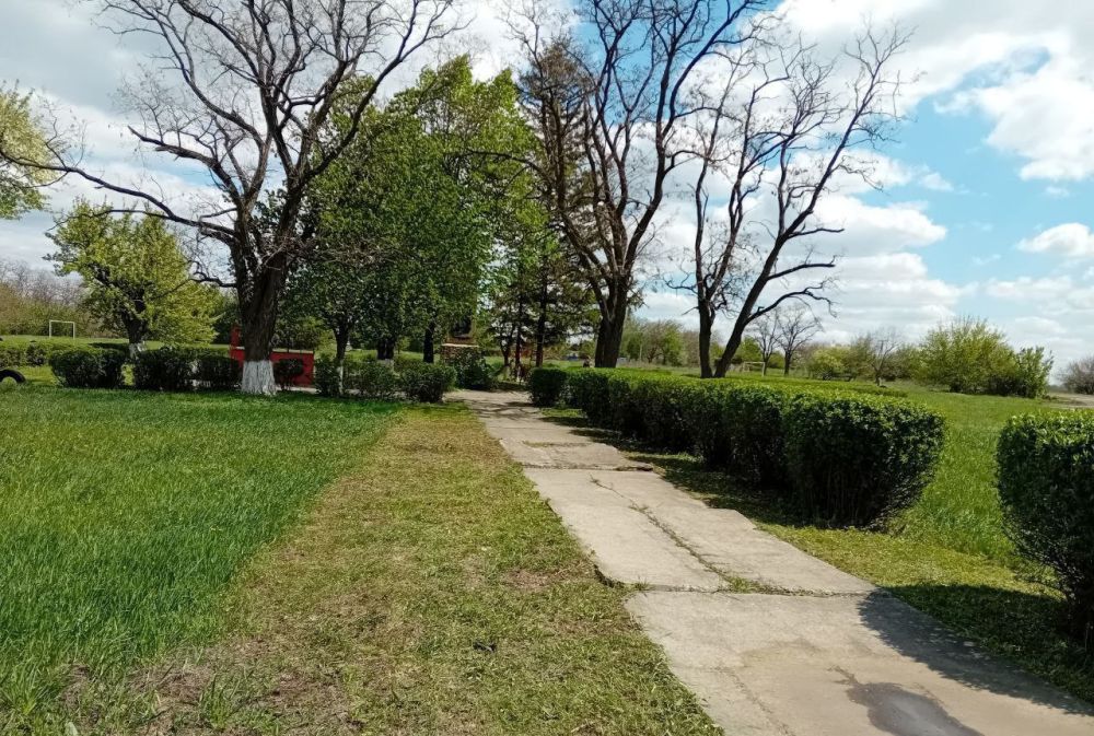 В Кошарах работники по благоустройству под чутким руководством Нины Васильевны, ведущего специалиста отдела по делам территорий, доводят до идеала территорию Братской могилы, расположенной в посёлке В Кошарах работники по благоустройству под чутким руководством Нины Васильевны, ведущего специалиста отдела по делам территорий, доводят до идеала территорию Братской могилы, расположенной в посёлке