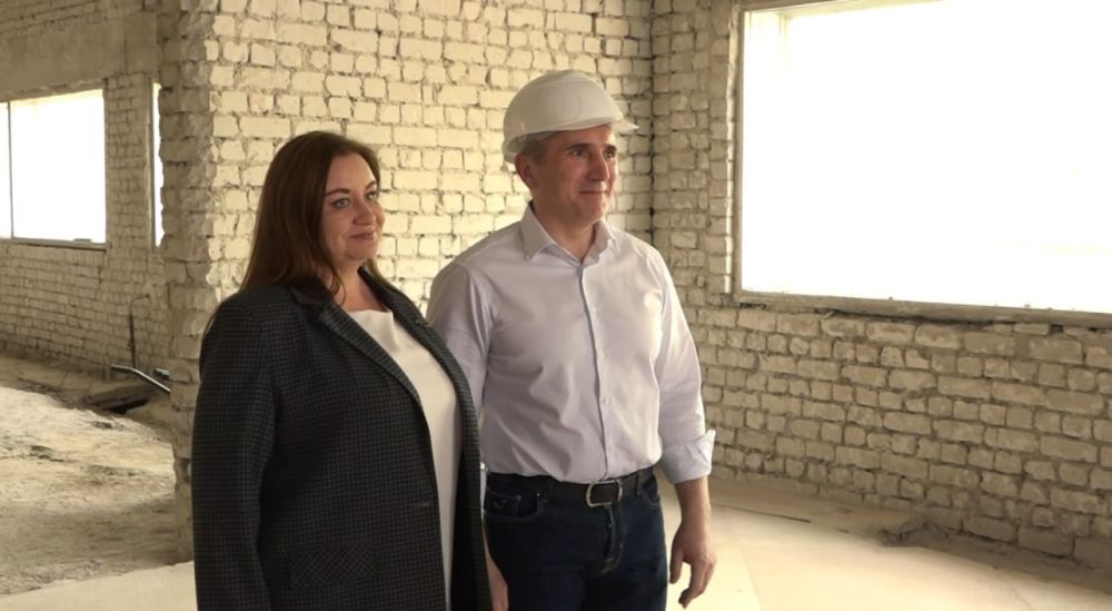 Губернатор Тюменской области Александр Моор ознакомился с ходом работ в Краснодонском ЗАГСе Губернатор Тюменской области Александр Моор ознакомился с ходом работ в Краснодонском ЗАГСе