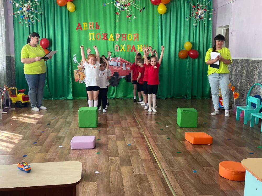 В детском саду "Тополек" прошло спортивное развлечение «Юные пожарные», приуроченное Дню пожарной охраны России В детском саду "Тополек" прошло спортивное развлечение «Юные пожарные», приуроченное Дню пожарной охраны России