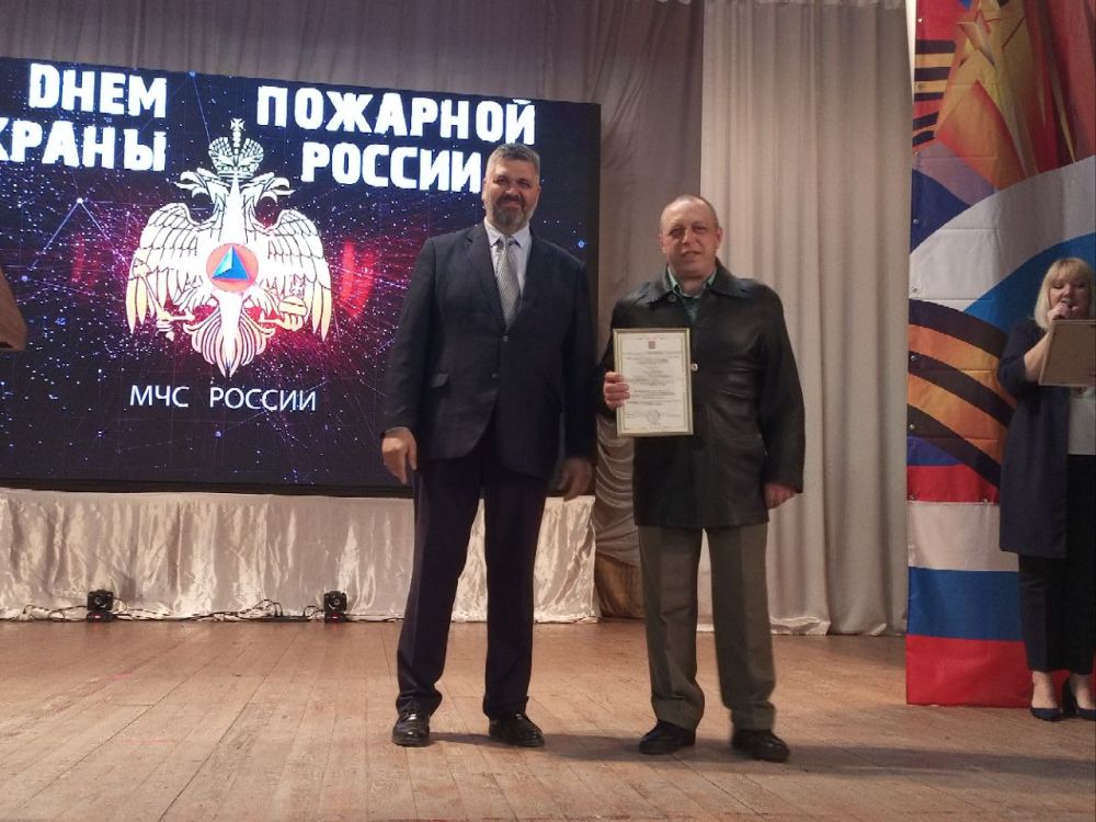 30 апреля в Алчевске поздравили сотрудников пожарно-спасательной службы с профессиональным праздником 30 апреля в Алчевске поздравили сотрудников пожарно-спасательной службы с профессиональным праздником