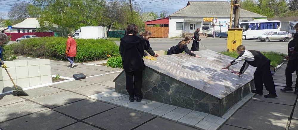 В преддверии празднования 80-летия Великой Победы и в рамках республиканской акции "Чистая Республика - 2025", волонтеры отряда "Благовест" Ровеньковской школы №3 внесли свой вклад в сохранение памяти о героях В преддверии празднования 80-летия Великой Победы и в рамках республиканской акции "Чистая Республика - 2025", волонтеры отряда "Благовест" Ровеньковской школы №3 внесли свой вклад в сохранение памяти о героях