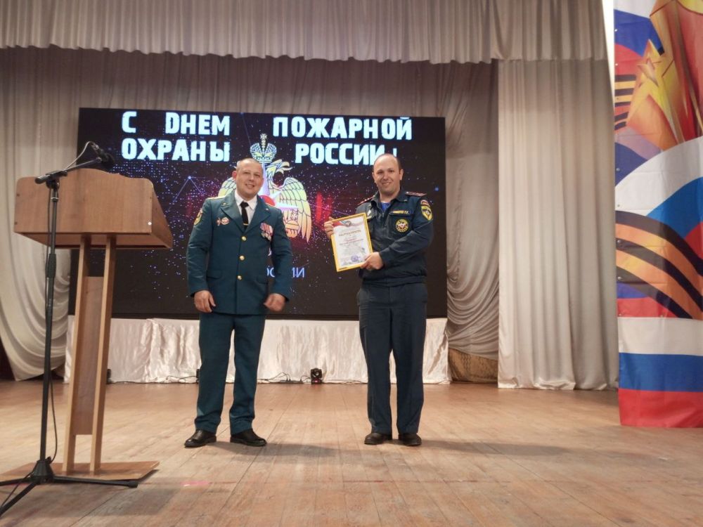 30 апреля в Алчевске поздравили сотрудников пожарно-спасательной службы с профессиональным праздником 30 апреля в Алчевске поздравили сотрудников пожарно-спасательной службы с профессиональным праздником