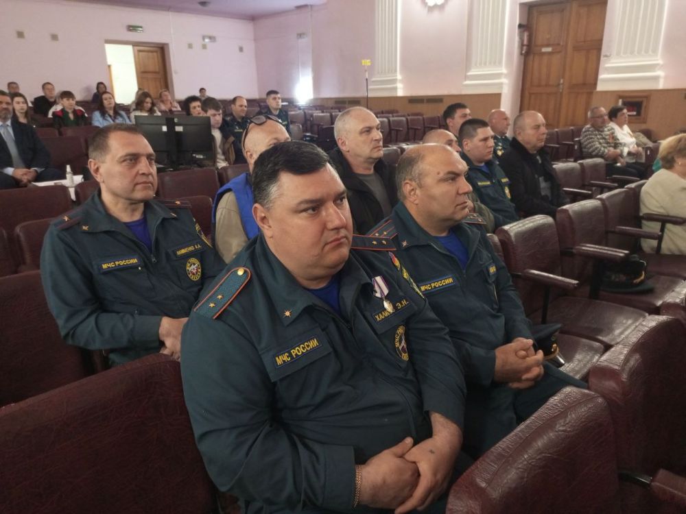 30 апреля в Алчевске поздравили сотрудников пожарно-спасательной службы с профессиональным праздником 30 апреля в Алчевске поздравили сотрудников пожарно-спасательной службы с профессиональным праздником
