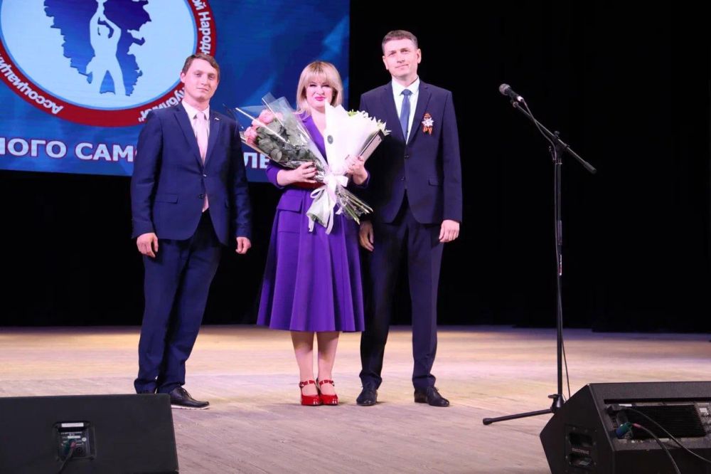 Алексей Самойлов от имени Главы ЛНР вручил награды отличившимся муниципальным служащим региона Алексей Самойлов от имени Главы ЛНР вручил награды отличившимся муниципальным служащим региона