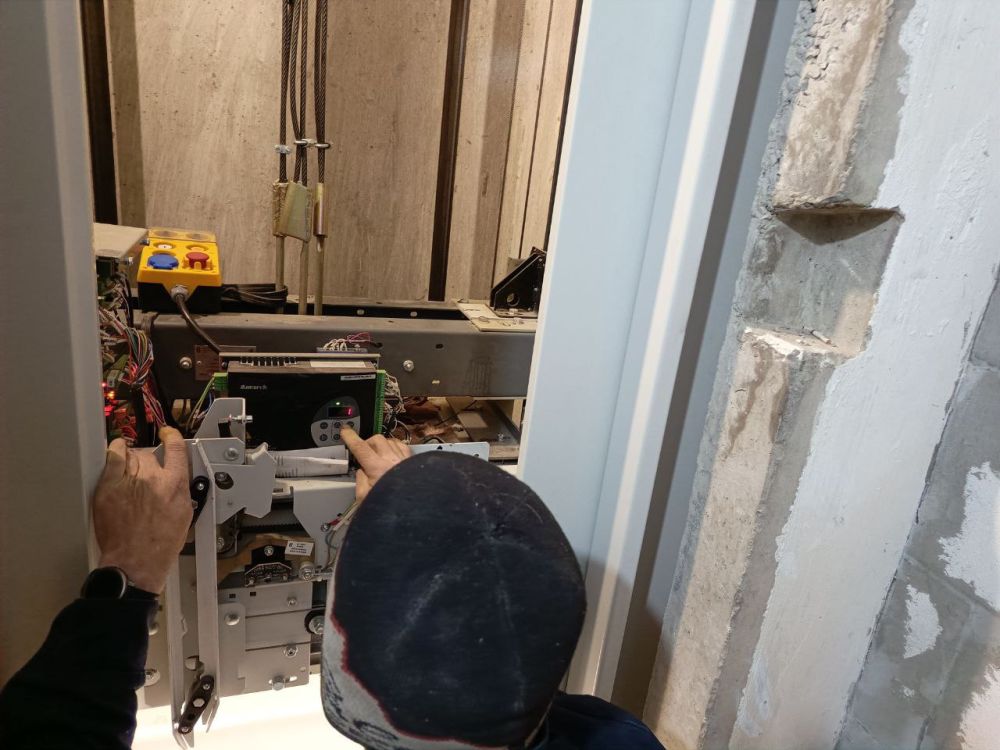 Глава городского округа провел инспектирование работ по установке лифтов и ремонту кровель Глава городского округа провел инспектирование работ по установке лифтов и ремонту кровель