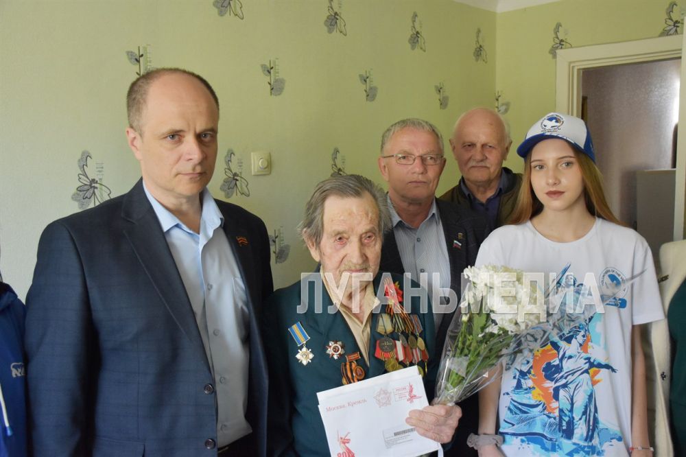 Ветераны получили нагрудные знаки и удостоверения почетных граждан Краснолучского округа Ветераны получили нагрудные знаки и удостоверения почетных граждан Краснолучского округа