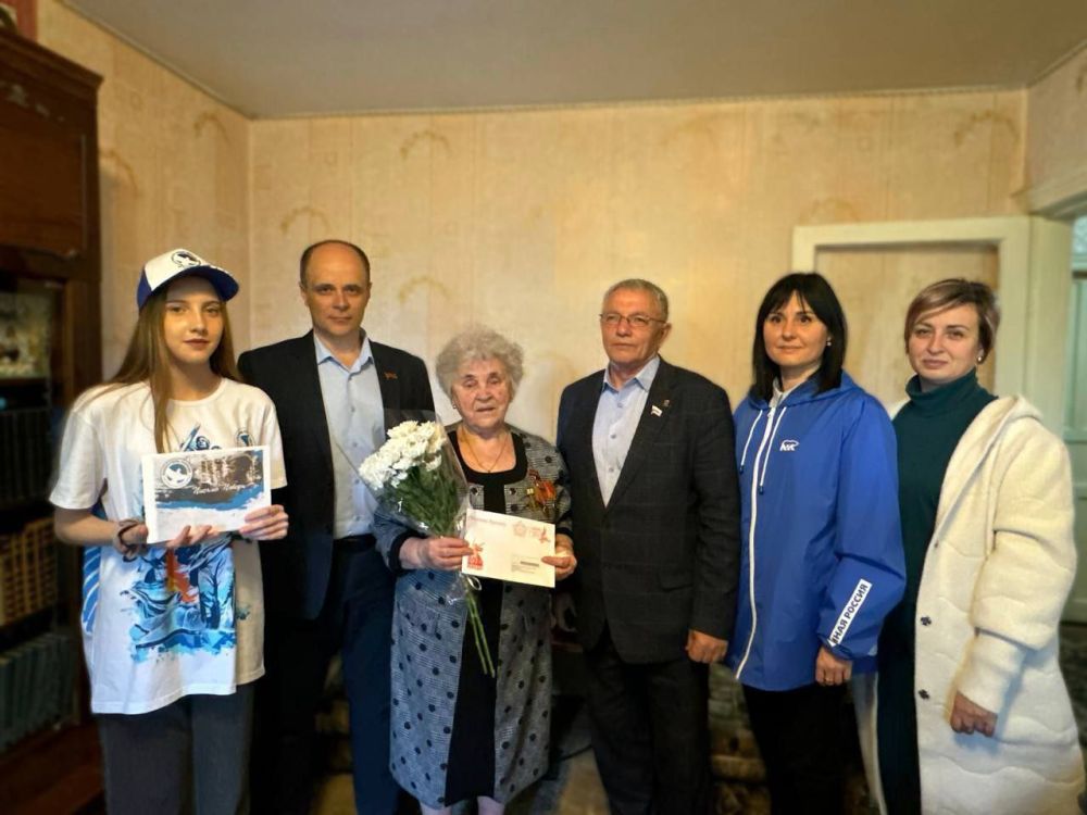 Джан Погодин-Новиков: Совместно с Главой округа Сергеем Соловьевым, исполнительным секретарем Краснолучского местного отделения ВПП «Единая Россия» Александрой Козачковской и волонтером Победы КШ№4 Анастасией Дрижило принял... Джан Погодин-Новиков: Совместно с Главой округа Сергеем Соловьевым, исполнительным секретарем Краснолучского местного отделения ВПП «Единая Россия» Александрой Козачковской и волонтером Победы КШ№4 Анастасией Дрижило принял...