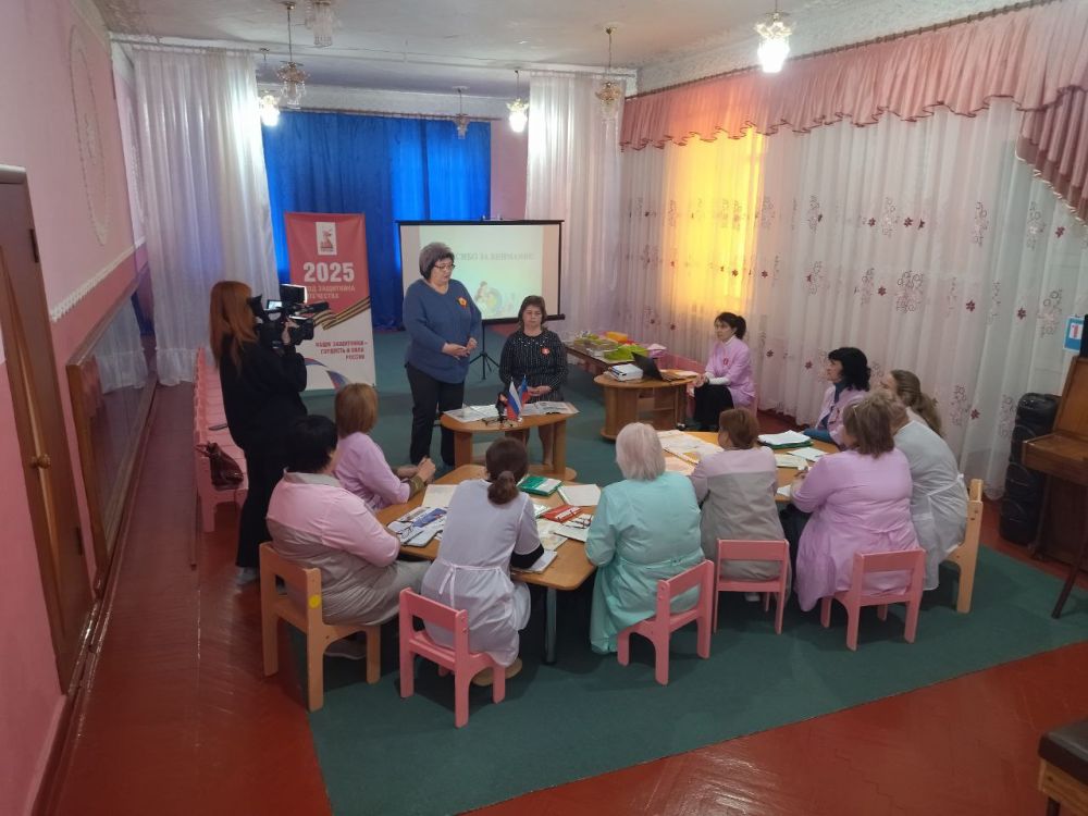 Начальник отдела по вопросам опеки, попечительства и патронажа Ирина Попова приняла участие в заседании круглого стола для педагогических работников Ровеньковского детского сада «Радуга» на тему «Роль семьи в воспитании... Начальник отдела по вопросам опеки, попечительства и патронажа Ирина Попова приняла участие в заседании круглого стола для педагогических работников Ровеньковского детского сада «Радуга» на тему «Роль семьи в воспитании...