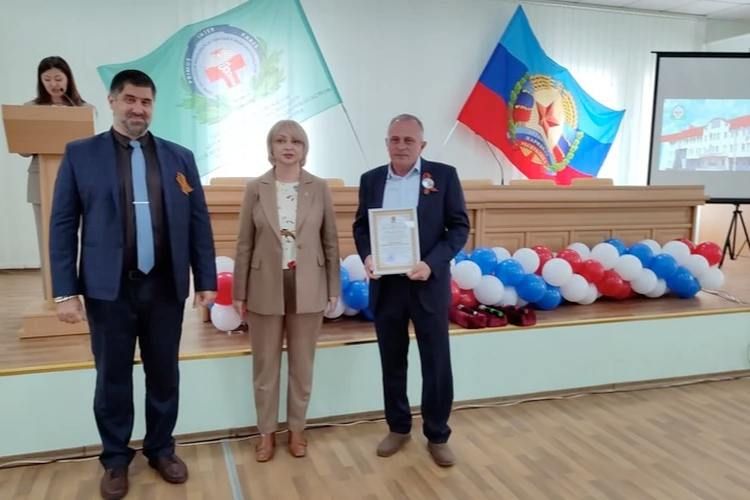 В Луганске поздравили работников скорой медицинской помощи В Луганске поздравили работников скорой медицинской помощи