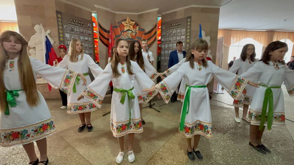Сегодня в ГБОУ ЛНР "Беловодский лицей «Лидер»" прошла общешкольная линейка, посвящённый открытию "Стены памяти" — особого уголка, хранящего светлую память о фронтовиках, погибших в годы Великой Отечественной войны Сегодня в ГБОУ ЛНР "Беловодский лицей «Лидер»" прошла общешкольная линейка, посвящённый открытию "Стены памяти" — особого уголка, хранящего светлую память о фронтовиках, погибших в годы Великой Отечественной войны