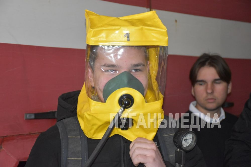 В День пожарной охраны студенты Стахановского колледжа были приглашены на экскурсию в пожарную часть МЧС В День пожарной охраны студенты Стахановского колледжа были приглашены на экскурсию в пожарную часть МЧС