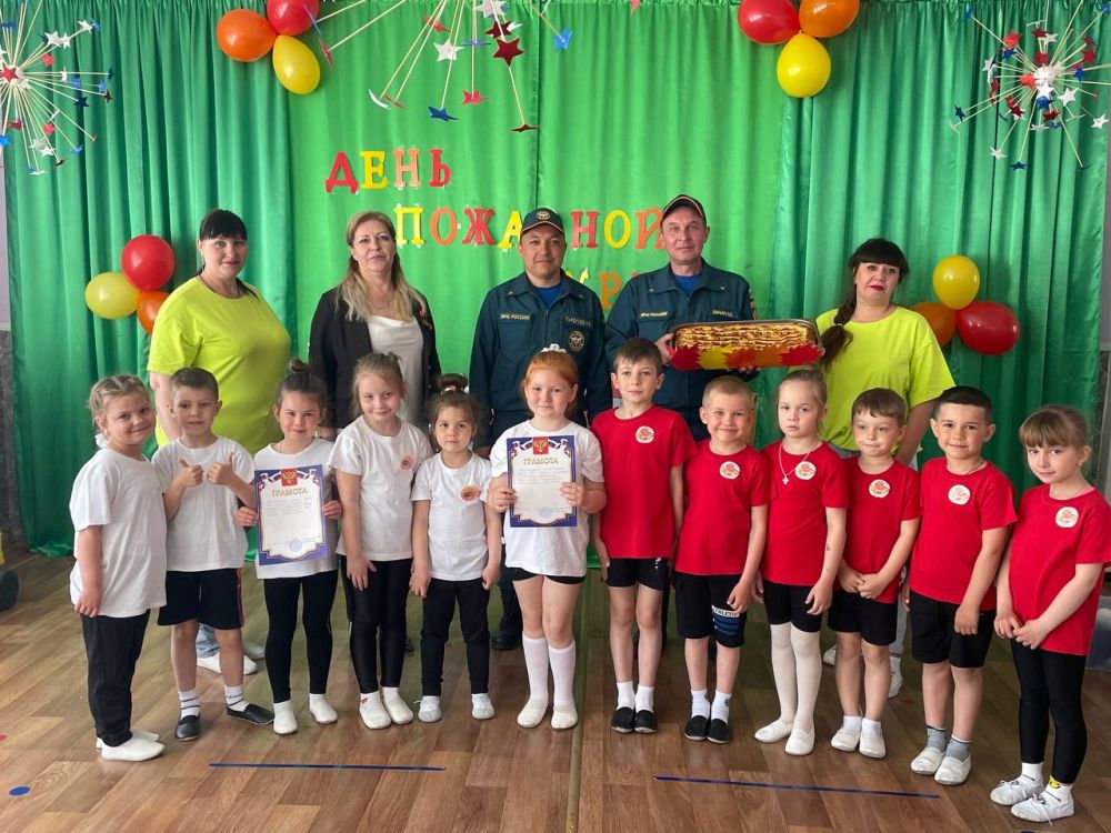 В детском саду "Тополек" прошло спортивное развлечение «Юные пожарные», приуроченное Дню пожарной охраны России В детском саду "Тополек" прошло спортивное развлечение «Юные пожарные», приуроченное Дню пожарной охраны России