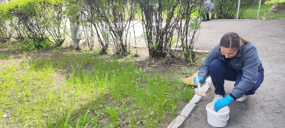 В пгт. Хрустальное продолжаются работы по благоустройству В пгт. Хрустальное продолжаются работы по благоустройству