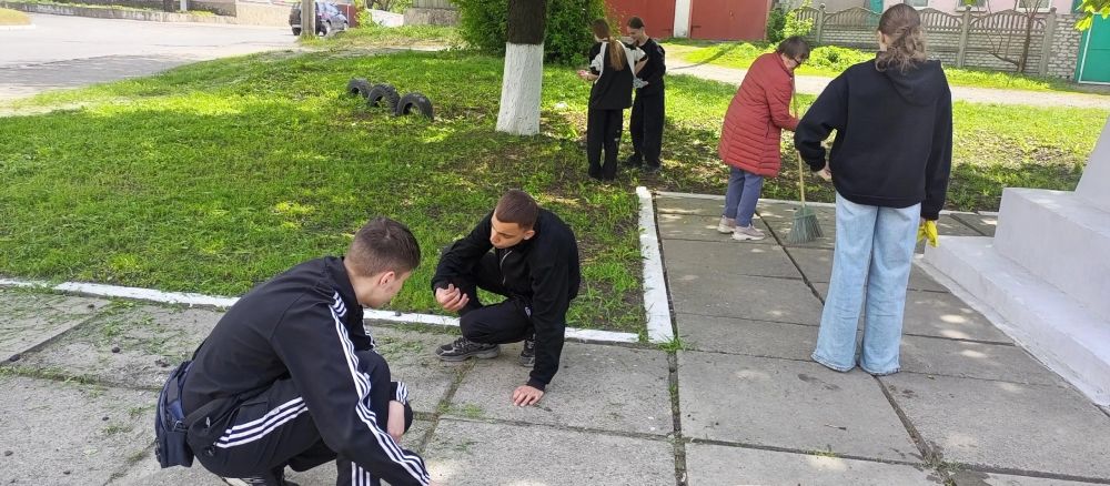 В преддверии празднования 80-летия Великой Победы и в рамках республиканской акции "Чистая Республика - 2025", волонтеры отряда "Благовест" Ровеньковской школы №3 внесли свой вклад в сохранение памяти о героях В преддверии празднования 80-летия Великой Победы и в рамках республиканской акции "Чистая Республика - 2025", волонтеры отряда "Благовест" Ровеньковской школы №3 внесли свой вклад в сохранение памяти о героях