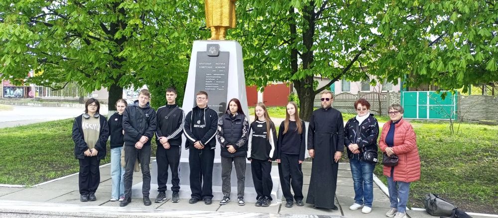В преддверии празднования 80-летия Великой Победы и в рамках республиканской акции "Чистая Республика - 2025", волонтеры отряда "Благовест" Ровеньковской школы №3 внесли свой вклад в сохранение памяти о героях В преддверии празднования 80-летия Великой Победы и в рамках республиканской акции "Чистая Республика - 2025", волонтеры отряда "Благовест" Ровеньковской школы №3 внесли свой вклад в сохранение памяти о героях