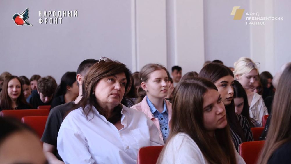 На днях активисты Молодёжки Народного фронта провели агитационную работу в Торгово-экономическом колледже На днях активисты Молодёжки Народного фронта провели агитационную работу в Торгово-экономическом колледже
