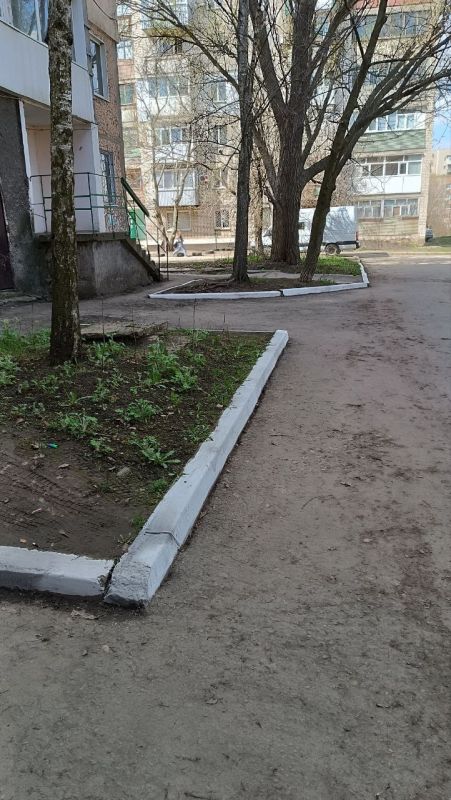 Работниками МУП «РЭК» ежедневно проводятся работы по обслуживанию домов и придомовых территорий, находящихся в ведении предприятия Работниками МУП «РЭК» ежедневно проводятся работы по обслуживанию домов и придомовых территорий, находящихся в ведении предприятия