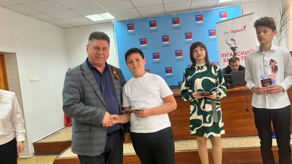 Альберт Зинченко: Торжественная церемония вручения первых паспортов юным гражданам России Альберт Зинченко: Торжественная церемония вручения первых паспортов юным гражданам России