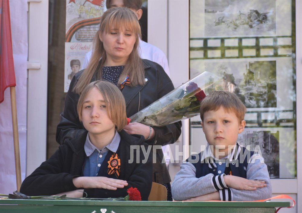 В рамках реализации партийного проекта "Новая школа" ВПП "Единая Россия" в луганском лицее-интернате открыли «Парту Героя» в честь участника спецоперации В рамках реализации партийного проекта "Новая школа" ВПП "Единая Россия" в луганском лицее-интернате открыли «Парту Героя» в честь участника спецоперации
