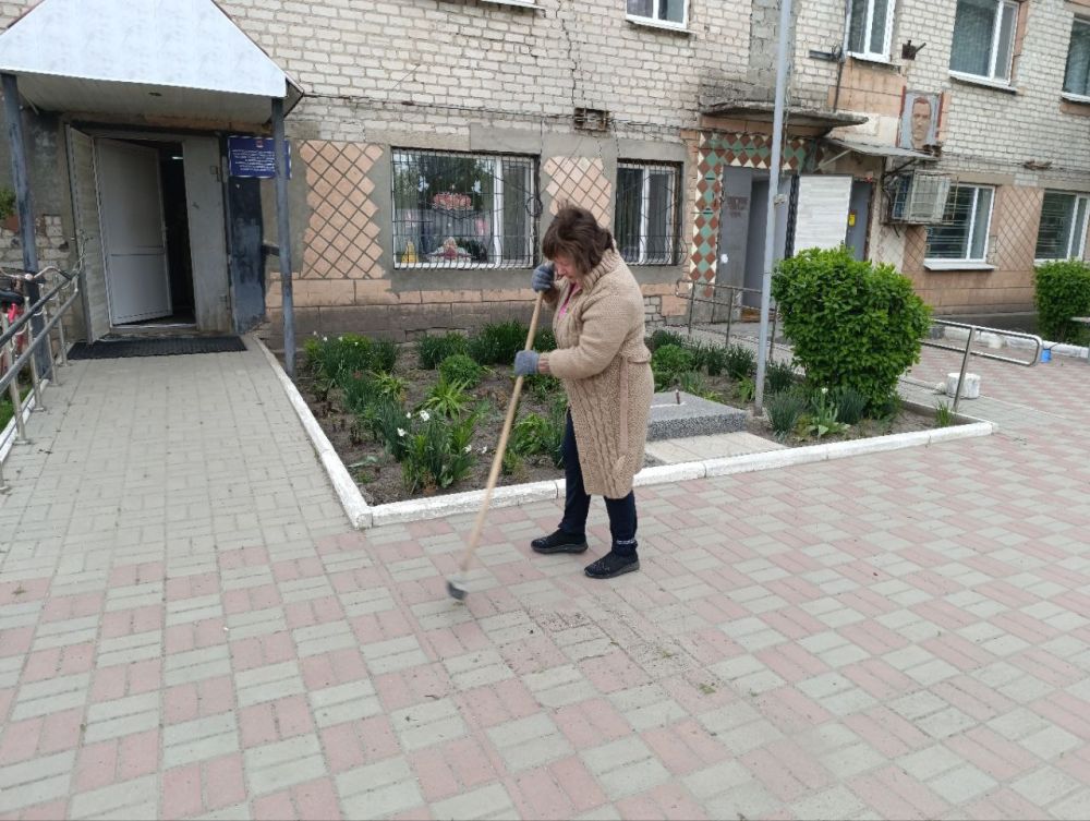 Сегодня на территории Нижнетепловского отдела жизнеобеспечения населения прошел субботник, в котором приняли участие работники отдела,специалист по социальной работе, работники школы и детского сада Сегодня на территории Нижнетепловского отдела жизнеобеспечения населения прошел субботник, в котором приняли участие работники отдела,специалист по социальной работе, работники школы и детского сада