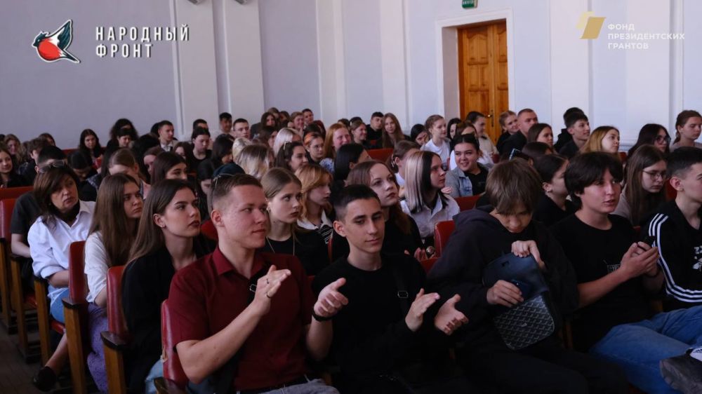 На днях активисты Молодёжки Народного фронта провели агитационную работу в Торгово-экономическом колледже На днях активисты Молодёжки Народного фронта провели агитационную работу в Торгово-экономическом колледже