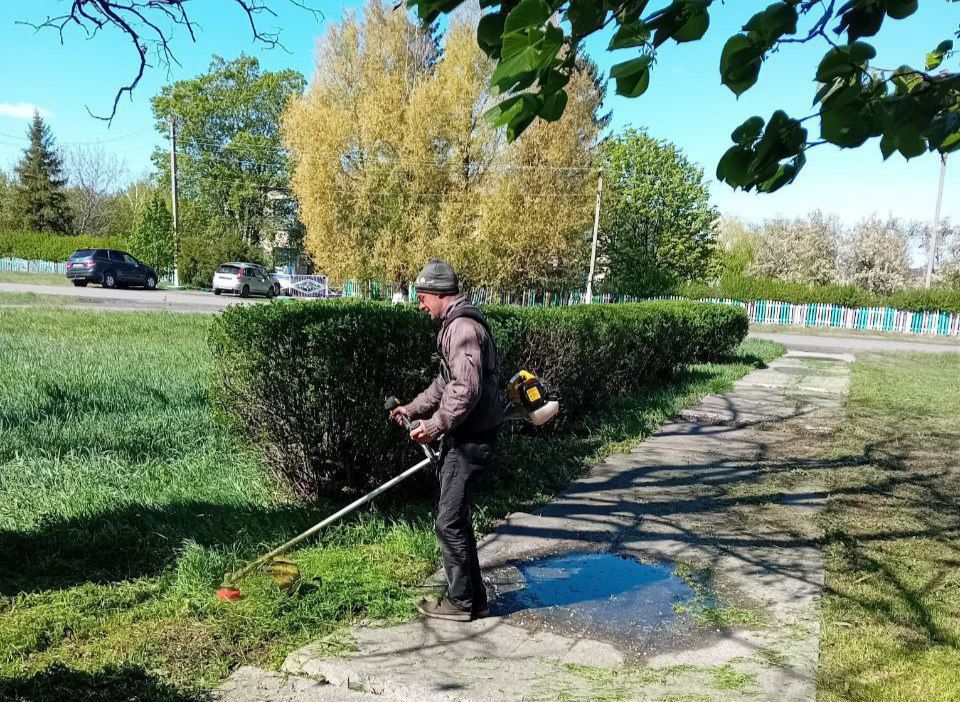 В Кошарах работники по благоустройству под чутким руководством Нины Васильевны, ведущего специалиста отдела по делам территорий, доводят до идеала территорию Братской могилы, расположенной в посёлке В Кошарах работники по благоустройству под чутким руководством Нины Васильевны, ведущего специалиста отдела по делам территорий, доводят до идеала территорию Братской могилы, расположенной в посёлке