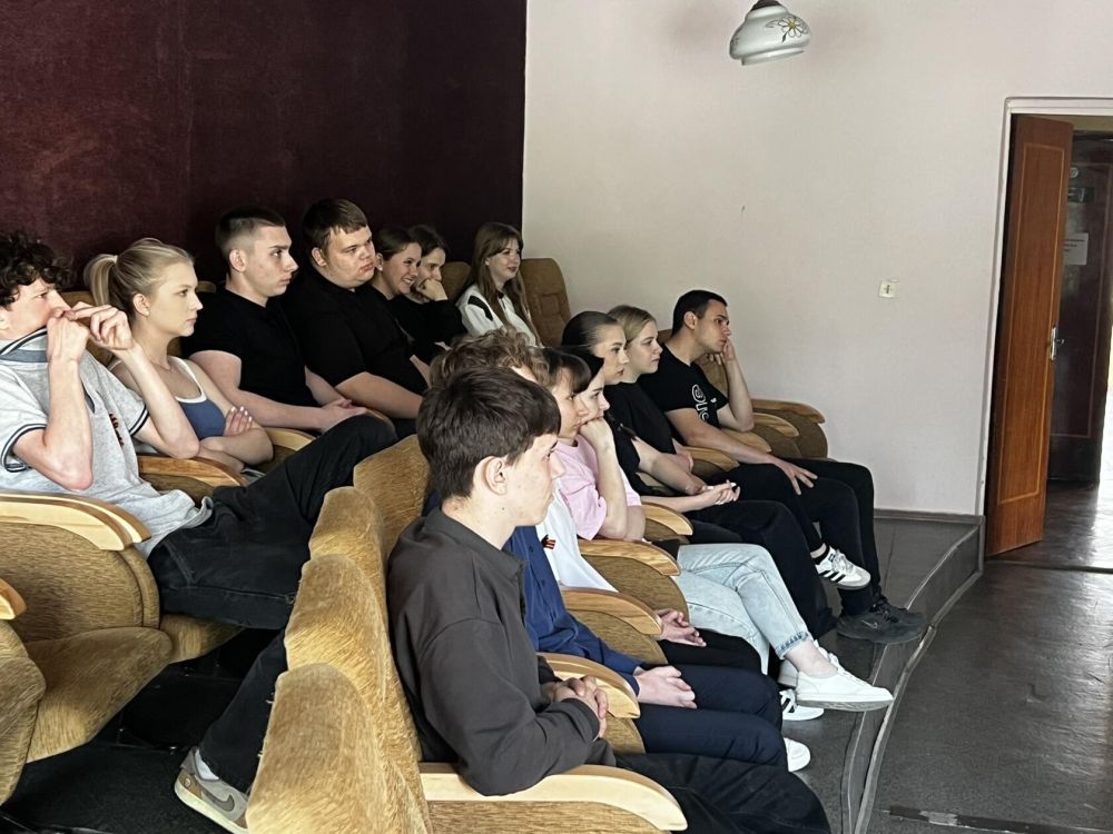 В преддверии Дня международной солидарности трудящихся, сотрудники ДК имени Горького провели интеллектуально-познавательную викторину "Первомай шагает по планете" В преддверии Дня международной солидарности трудящихся, сотрудники ДК имени Горького провели интеллектуально-познавательную викторину "Первомай шагает по планете"