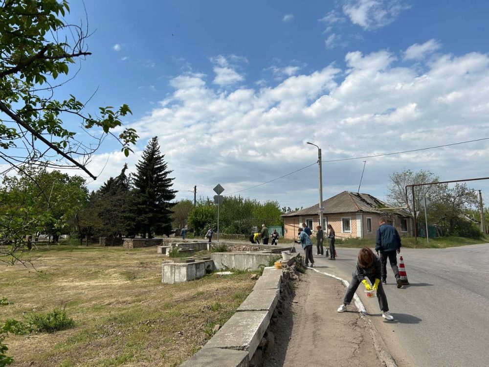 Альберт Зинченко: Сегодня Сквер Славы в Станице Луганской засиял свежей чистотой благодаря дружному субботнику, в котором приняли участие сотрудники Администрации Альберт Зинченко: Сегодня Сквер Славы в Станице Луганской засиял свежей чистотой благодаря дружному субботнику, в котором приняли участие сотрудники Администрации
