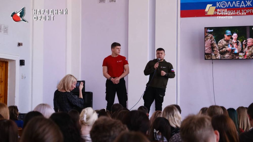 На днях активисты Молодёжки Народного фронта провели агитационную работу в Торгово-экономическом колледже На днях активисты Молодёжки Народного фронта провели агитационную работу в Торгово-экономическом колледже