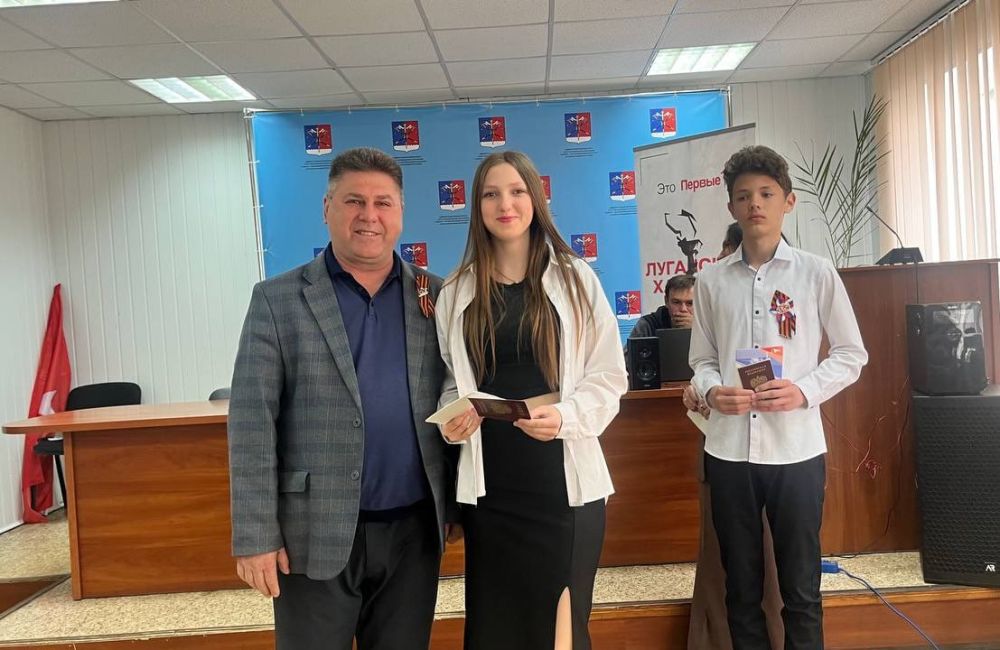 Альберт Зинченко: Торжественная церемония вручения первых паспортов юным гражданам России Альберт Зинченко: Торжественная церемония вручения первых паспортов юным гражданам России