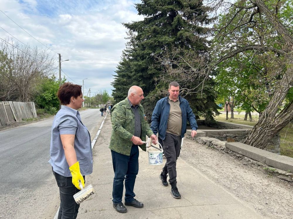 Альберт Зинченко: Сегодня Сквер Славы в Станице Луганской засиял свежей чистотой благодаря дружному субботнику, в котором приняли участие сотрудники Администрации Альберт Зинченко: Сегодня Сквер Славы в Станице Луганской засиял свежей чистотой благодаря дружному субботнику, в котором приняли участие сотрудники Администрации