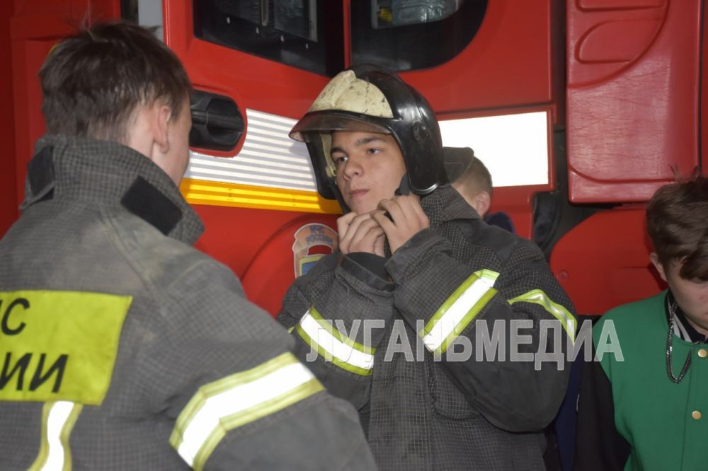 В День пожарной охраны студенты Стахановского колледжа были приглашены на экскурсию в пожарную часть МЧС В День пожарной охраны студенты Стахановского колледжа были приглашены на экскурсию в пожарную часть МЧС