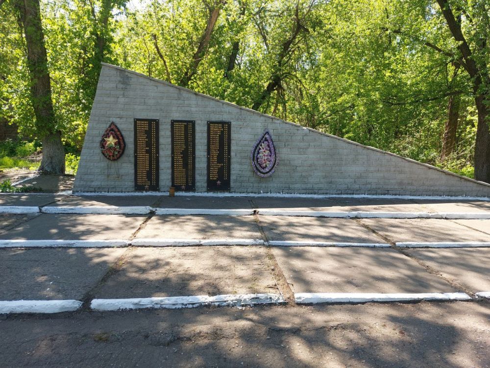 В преддверии празднования 80-й годовщины Великой Победы по всей стране проходят экологические субботники по уборке памятников, обелисков, монументов В преддверии празднования 80-й годовщины Великой Победы по всей стране проходят экологические субботники по уборке памятников, обелисков, монументов