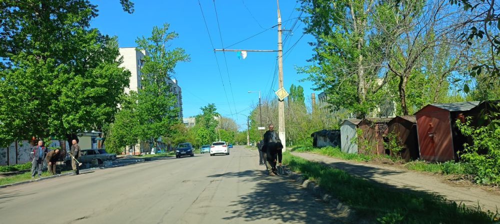 Субботники в Молодогвардейске продолжаются Субботники в Молодогвардейске продолжаются