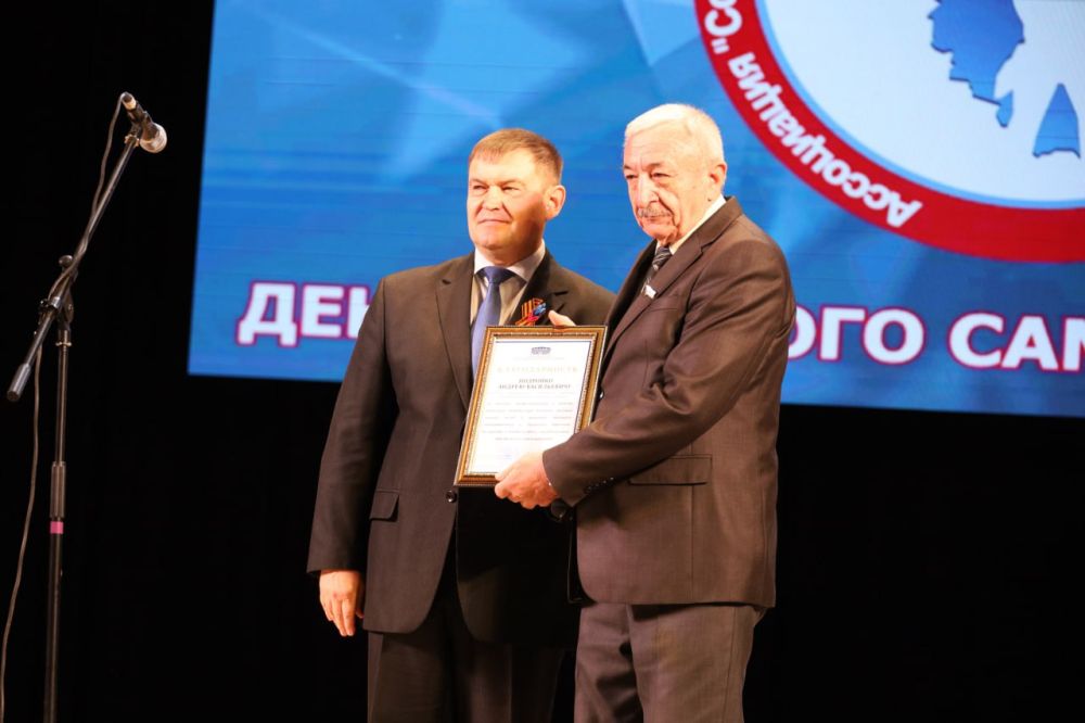 Андрей Сопельник вручил награды Народного Совета отличившимся сотрудникам органов местного самоуправления Андрей Сопельник вручил награды Народного Совета отличившимся сотрудникам органов местного самоуправления