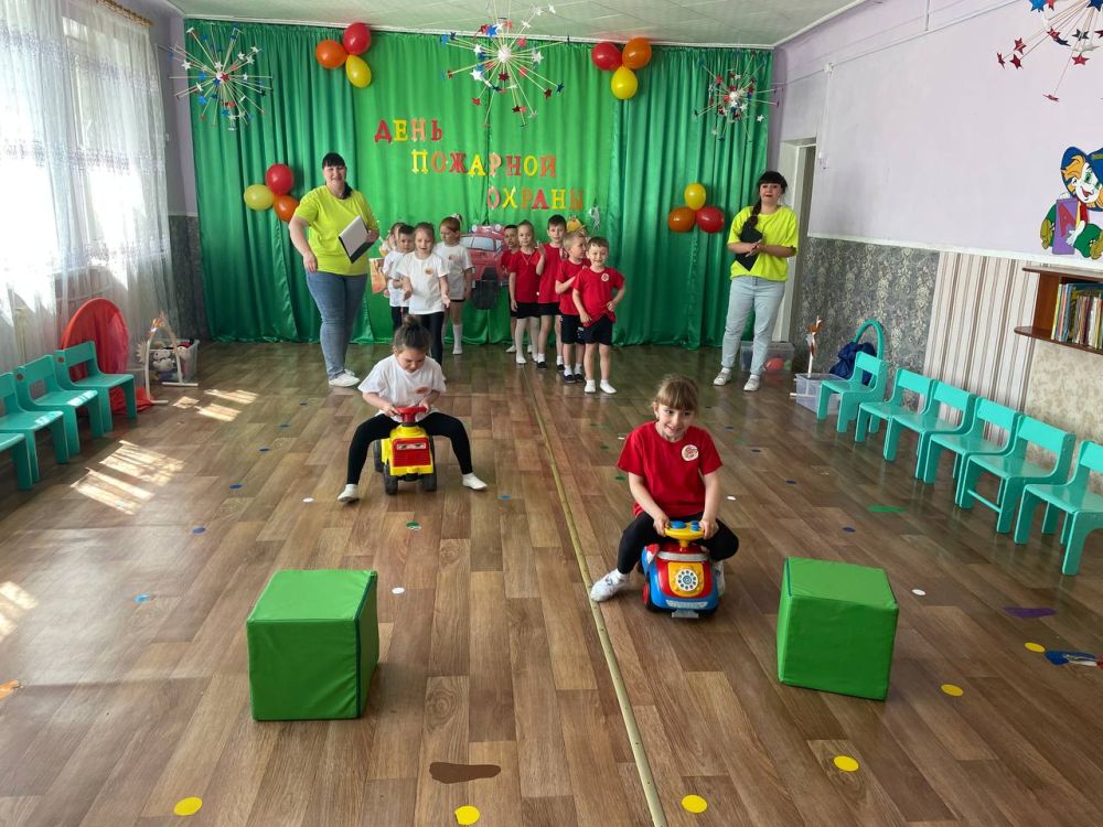 В детском саду "Тополек" прошло спортивное развлечение «Юные пожарные», приуроченное Дню пожарной охраны России В детском саду "Тополек" прошло спортивное развлечение «Юные пожарные», приуроченное Дню пожарной охраны России