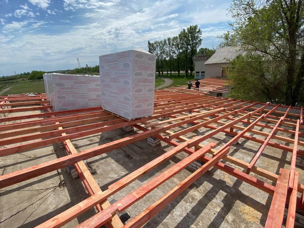 Воронежские строители приступили к ремонту кровли Новопсковской газопроводской школы (ЛНР) Воронежские строители приступили к ремонту кровли Новопсковской газопроводской школы (ЛНР)