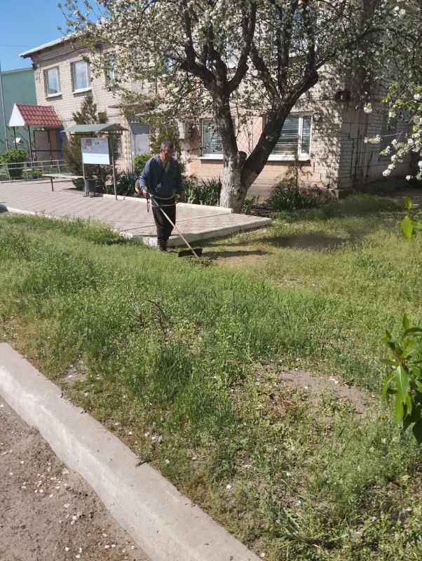 Сегодня на территории Нижнетепловского отдела жизнеобеспечения населения прошел субботник, в котором приняли участие работники отдела,специалист по социальной работе, работники школы и детского сада Сегодня на территории Нижнетепловского отдела жизнеобеспечения населения прошел субботник, в котором приняли участие работники отдела,специалист по социальной работе, работники школы и детского сада