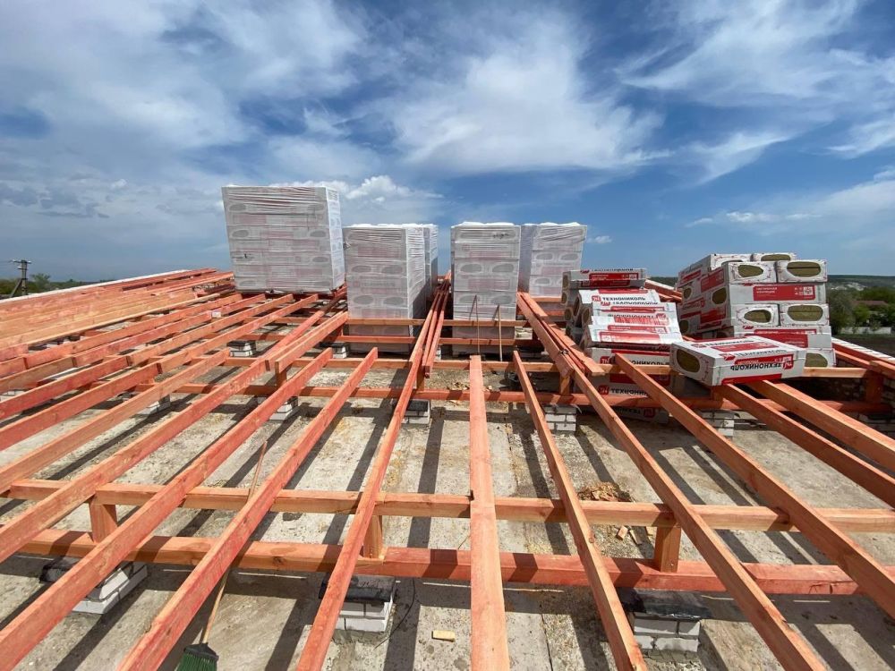 Воронежские строители приступили к ремонту кровли Новопсковской газопроводской школы (ЛНР) Воронежские строители приступили к ремонту кровли Новопсковской газопроводской школы (ЛНР)