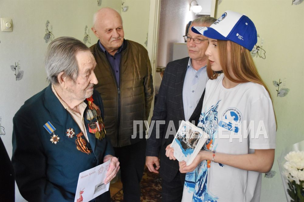 Ветераны получили нагрудные знаки и удостоверения почетных граждан Краснолучского округа Ветераны получили нагрудные знаки и удостоверения почетных граждан Краснолучского округа