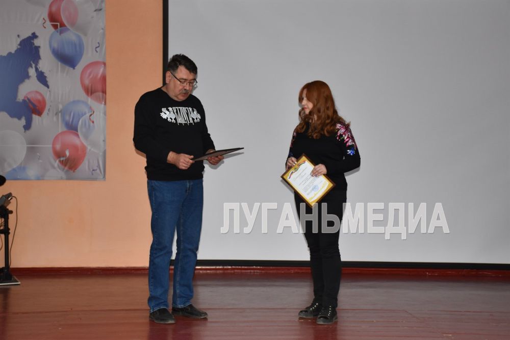 Советник Губернатора Калужской области вручил главному редактору газеты «Наш Первомайск» Екатерине Ногтенко Благодарственное письмо за освещение работы региона-шефа в Первомайском городском округе Советник Губернатора Калужской области вручил главному редактору газеты «Наш Первомайск» Екатерине Ногтенко Благодарственное письмо за освещение работы региона-шефа в Первомайском городском округе