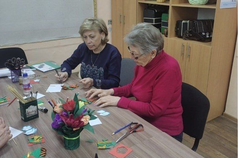Мастер-класс «Георгиевская лента с душой» прошел в ГБУ ЛНР «Свердловский КЦСОН» Мастер-класс «Георгиевская лента с душой» прошел в ГБУ ЛНР «Свердловский КЦСОН»
