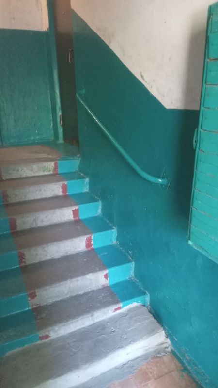 Коммунальные будни. Работники ООО "КОМ-СЕРВИС" выполнили работы по установке и окраске масляными составами перил вдоль лестничного марша подъезда № 3 многоквартирного дома №6, квартала Шахтерский Коммунальные будни. Работники ООО "КОМ-СЕРВИС" выполнили работы по установке и окраске масляными составами перил вдоль лестничного марша подъезда № 3 многоквартирного дома №6, квартала Шахтерский