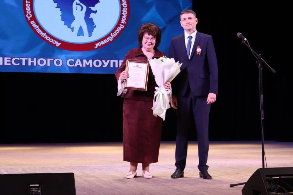 Алексей Самойлов от имени Главы ЛНР вручил награды отличившимся муниципальным служащим региона Алексей Самойлов от имени Главы ЛНР вручил награды отличившимся муниципальным служащим региона