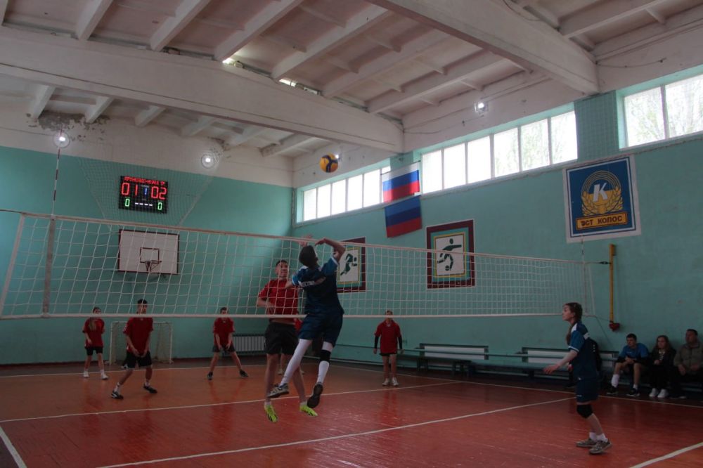 В соответствии с календарным планом Меловской ДЮСШ, состоялся турнир по волейболу, посвященный 80-летию Великой Победы, среди смешанных команд учащихся общеобразовательных учреждений Меловского муниципального округа В соответствии с календарным планом Меловской ДЮСШ, состоялся турнир по волейболу, посвященный 80-летию Великой Победы, среди смешанных команд учащихся общеобразовательных учреждений Меловского муниципального округа