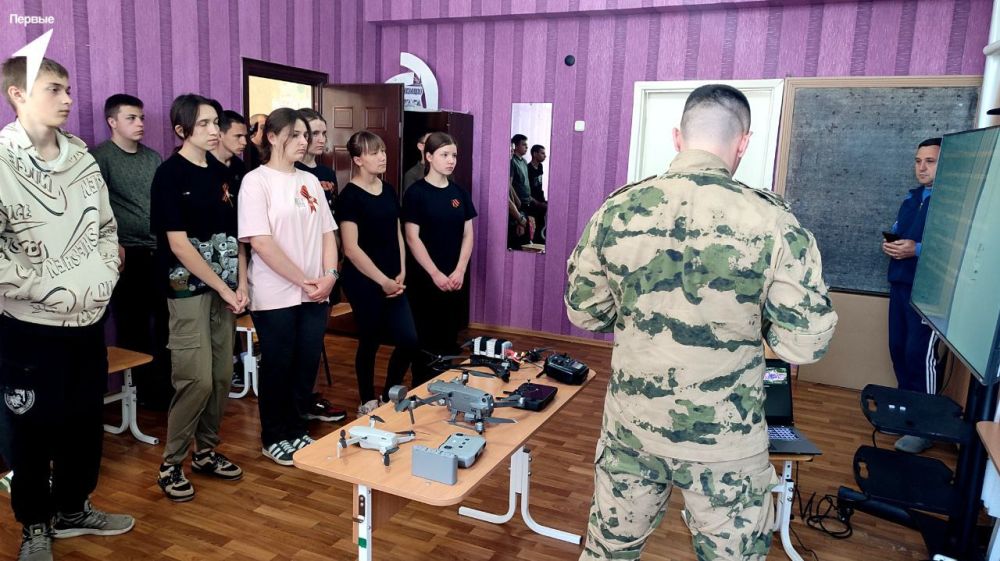 Пилоты будущего. Первые Хорошенской школы в рамках подготовки к региональному этапу Всероссийской военно-патриотической игры «Зарница 2.0» приняли участие в мастер-классе по управлению беспилотными летательными аппаратами Пилоты будущего. Первые Хорошенской школы в рамках подготовки к региональному этапу Всероссийской военно-патриотической игры «Зарница 2.0» приняли участие в мастер-классе по управлению беспилотными летательными аппаратами